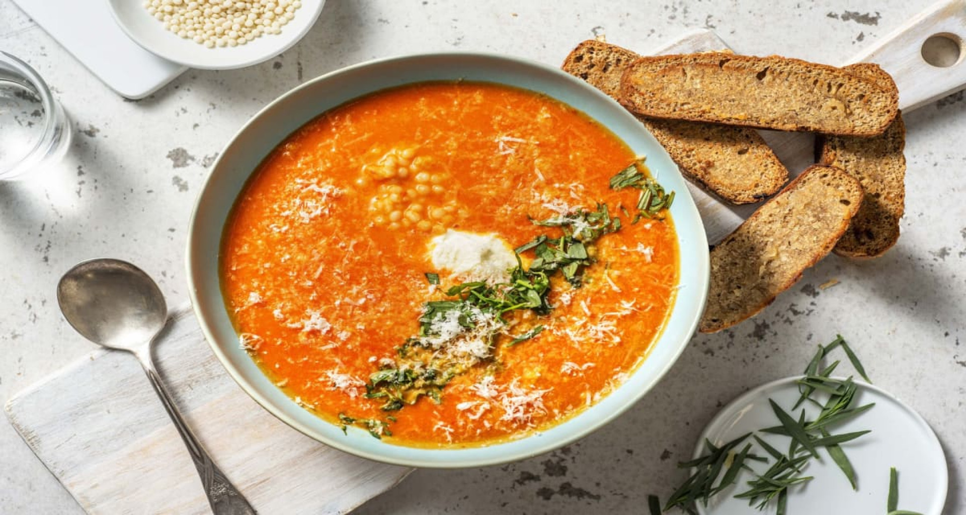 Tomaat -Paprika-Soep Met Parelhoen Couscous
